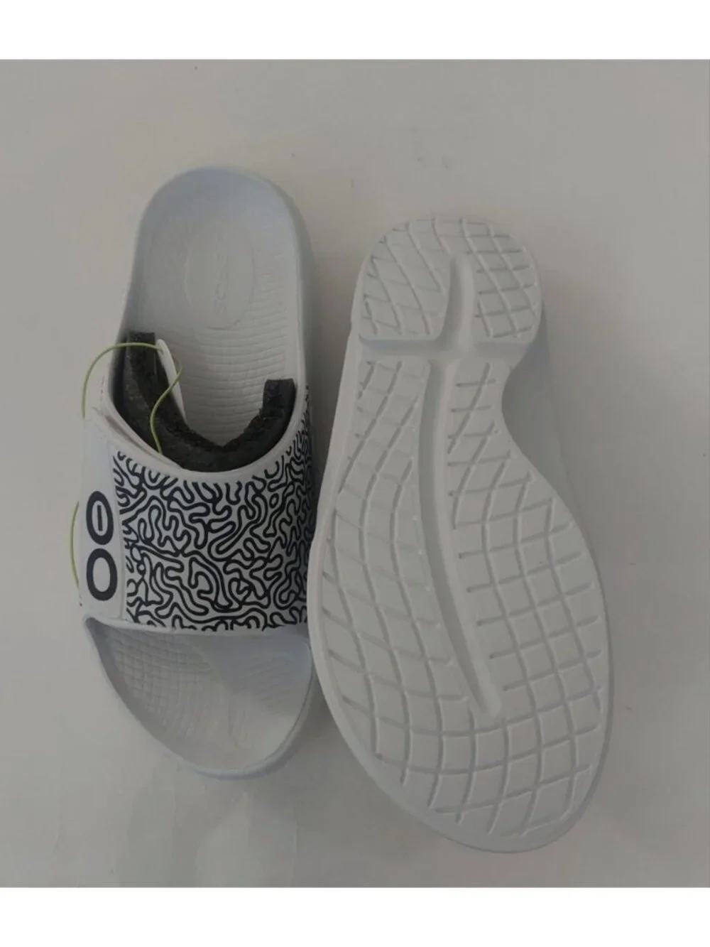 White Labyrinth OOFOS Ooahh Sport Flex Slide Mens Size 11 Womens 13 Sandals Shoe - Picture 7 of 9